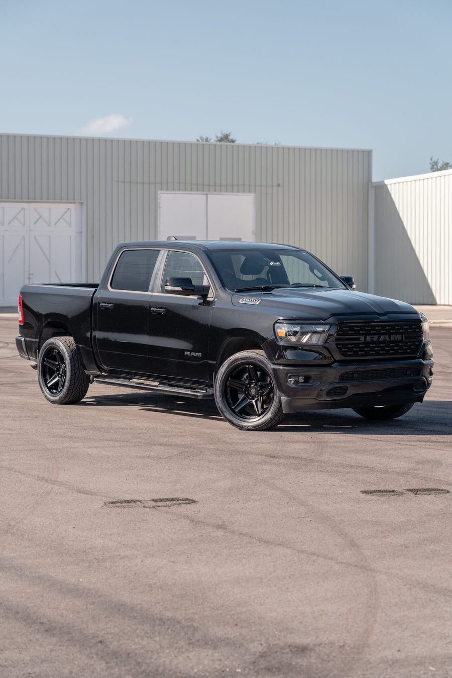 RAM 1500 DEFIANT WHEELS DF07 BLACK 22X10 305X40X22 TOYO TIRES STOCK SUSPENSION