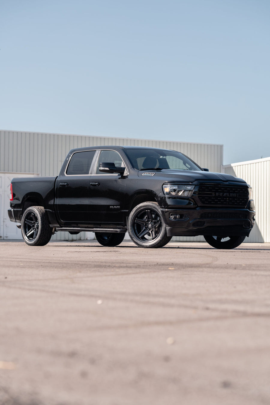 RAM 1500 DEFIANT WHEELS DF07 BLACK 22X10 305X40X22 TOYO TIRES STOCK SUSPENSION