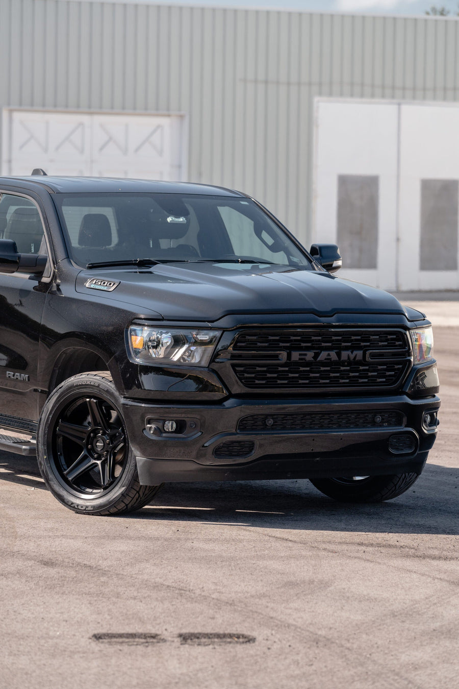 RAM 1500 DEFIANT WHEELS DF07 BLACK 22X10 305X40X22 TOYO TIRES STOCK SUSPENSION