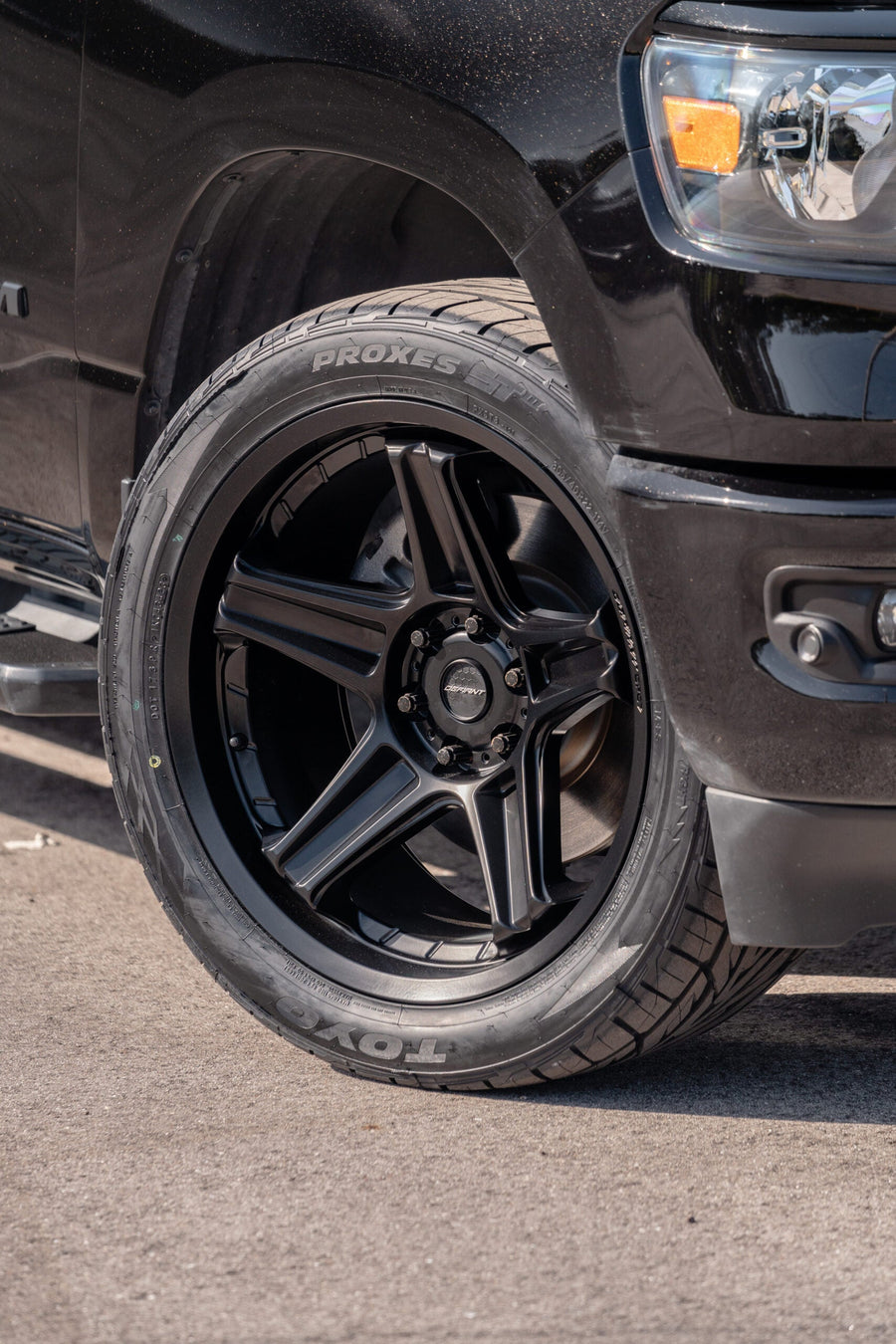 RAM 1500 DEFIANT WHEELS DF07 BLACK 22X10 305X40X22 TOYO TIRES STOCK SUSPENSION