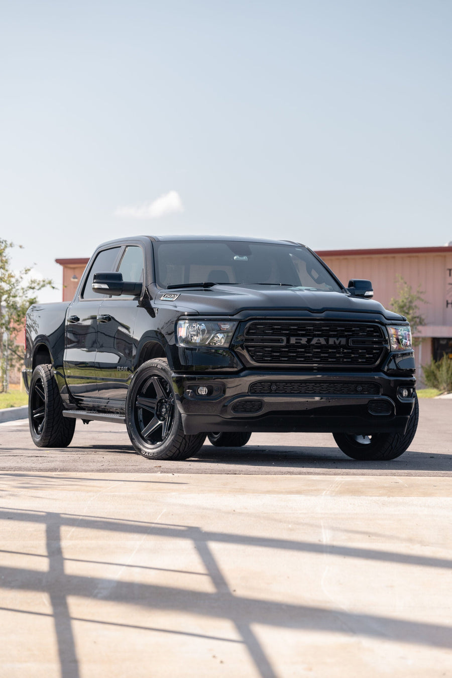 RAM 1500 DEFIANT WHEELS DF07 BLACK 22X10 305X40X22 TOYO TIRES STOCK SUSPENSION
