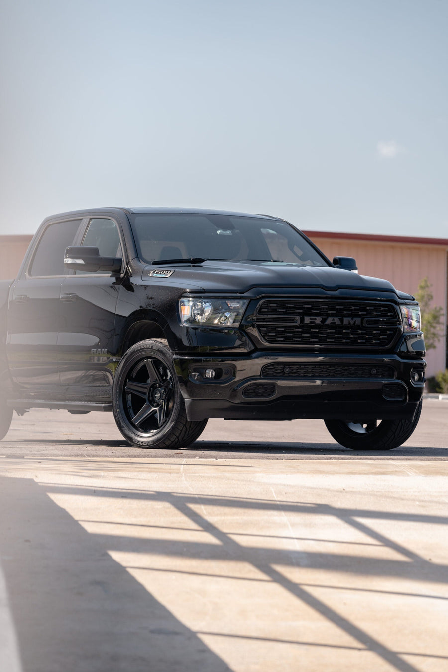 RAM 1500 DEFIANT WHEELS DF07 BLACK 22X10 305X40X22 TOYO TIRES STOCK SUSPENSION