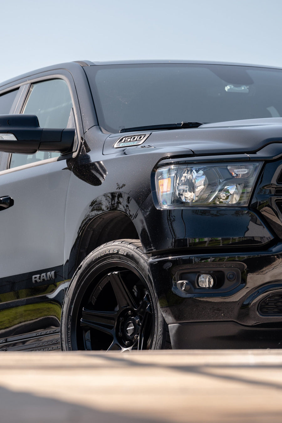 RAM 1500 DEFIANT WHEELS DF07 BLACK 22X10 305X40X22 TOYO TIRES STOCK SUSPENSION