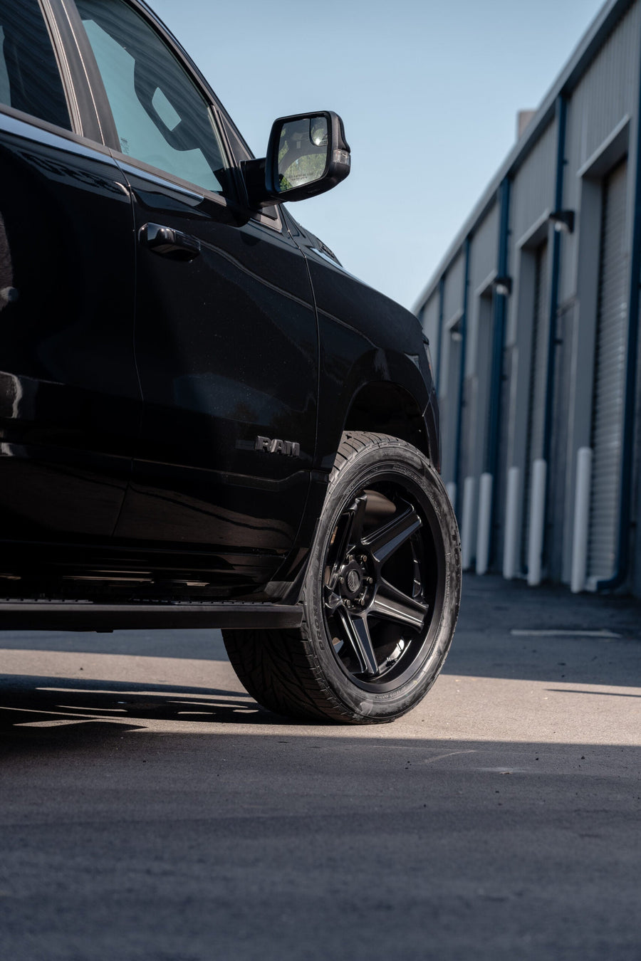 RAM 1500 DEFIANT WHEELS DF07 BLACK 22X10 305X40X22 TOYO TIRES STOCK SUSPENSION