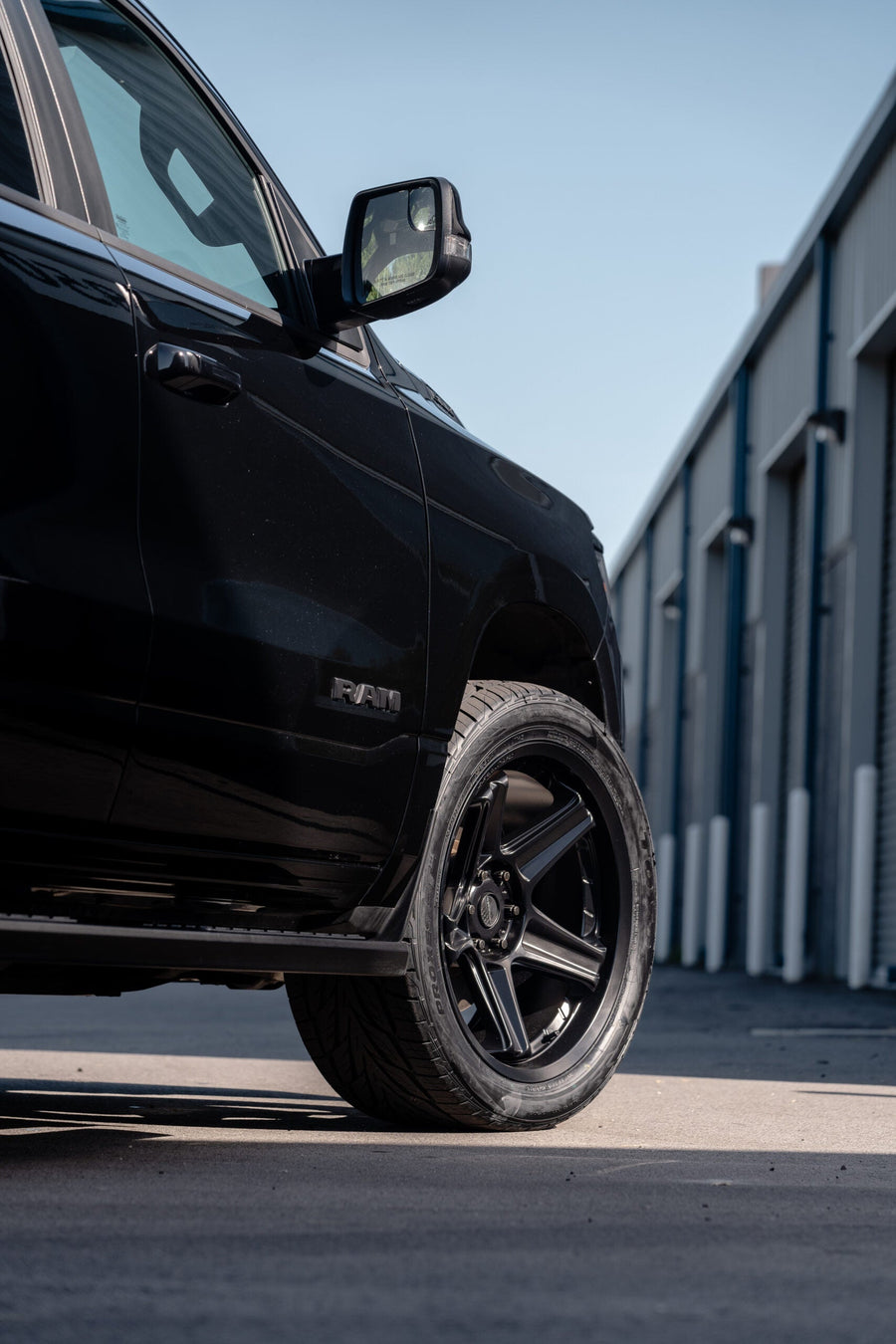 RAM 1500 DEFIANT WHEELS DF07 BLACK 22X10 305X40X22 TOYO TIRES STOCK SUSPENSION