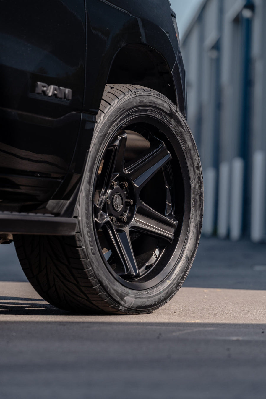 RAM 1500 DEFIANT WHEELS DF07 BLACK 22X10 305X40X22 TOYO TIRES STOCK SUSPENSION