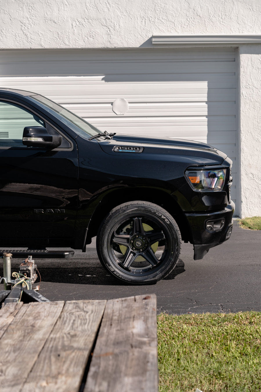RAM 1500 DEFIANT WHEELS DF07 BLACK 22X10 305X40X22 TOYO TIRES STOCK SUSPENSION