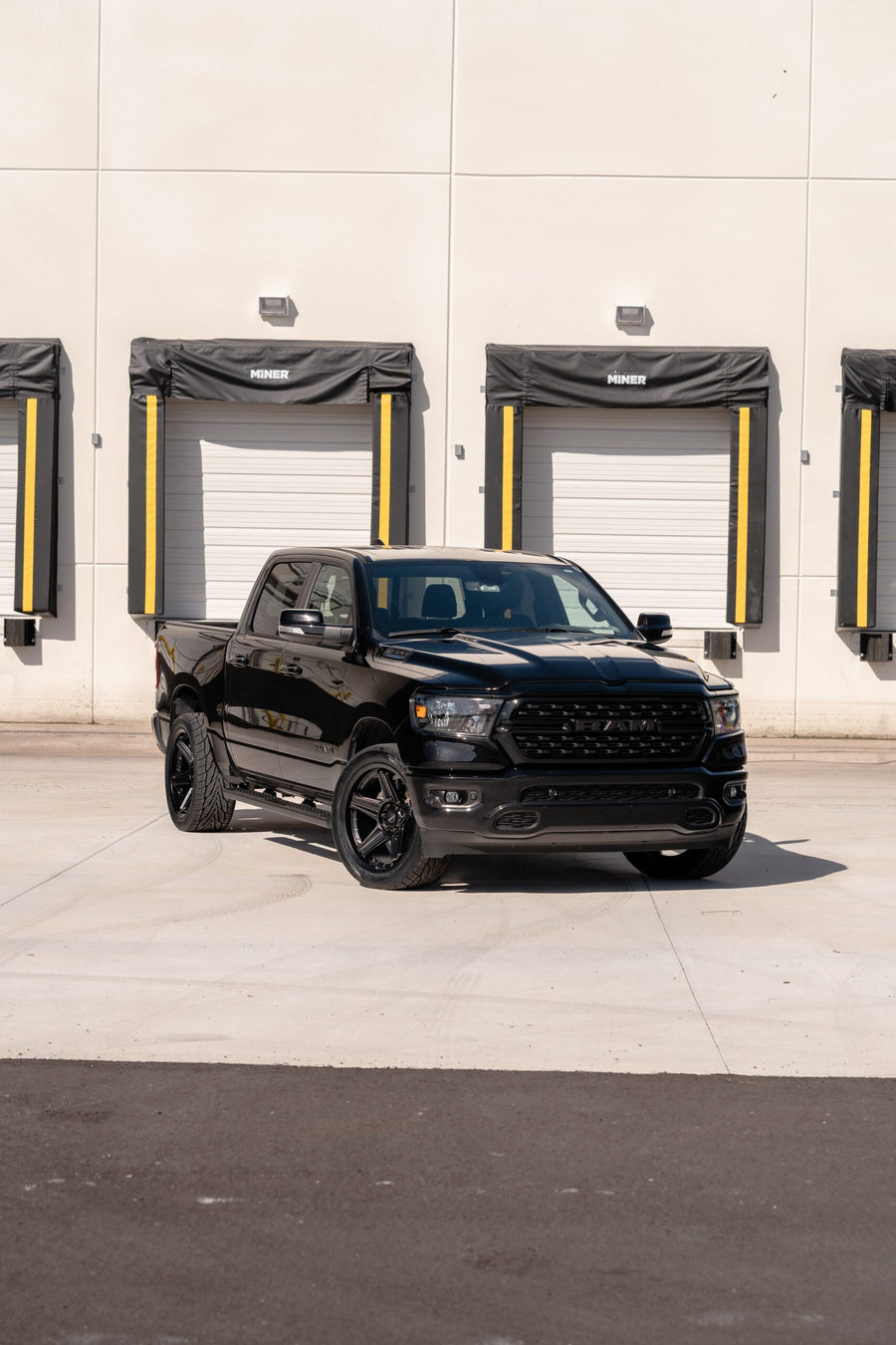 RAM 1500 DEFIANT WHEELS DF07 BLACK 22X10 305X40X22 TOYO TIRES STOCK SUSPENSION