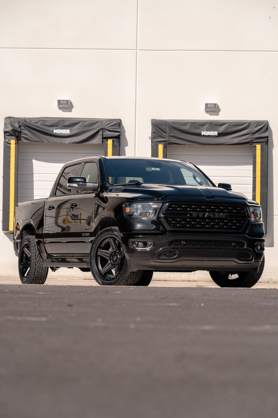 RAM 1500 DEFIANT WHEELS DF07 BLACK 22X10 305X40X22 TOYO TIRES STOCK SUSPENSION