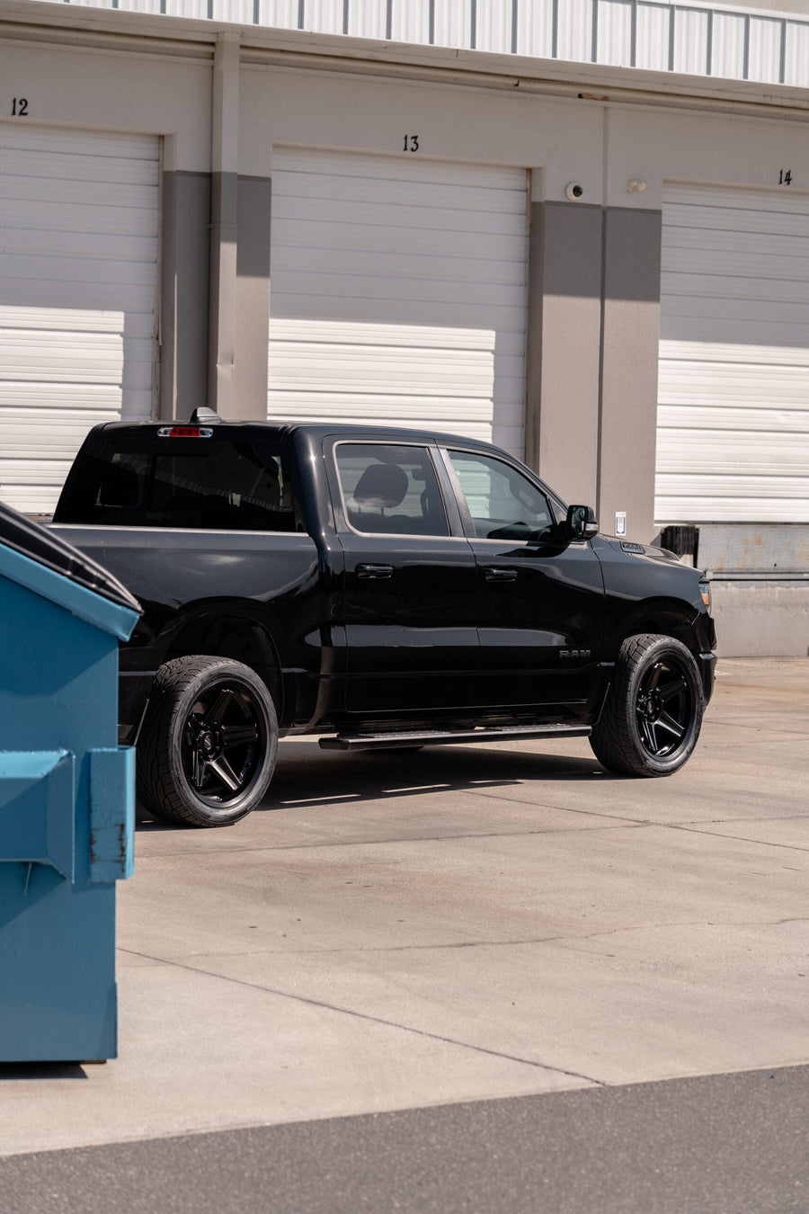 RAM 1500 DEFIANT WHEELS DF07 BLACK 22X10 305X40X22 TOYO TIRES STOCK SUSPENSION
