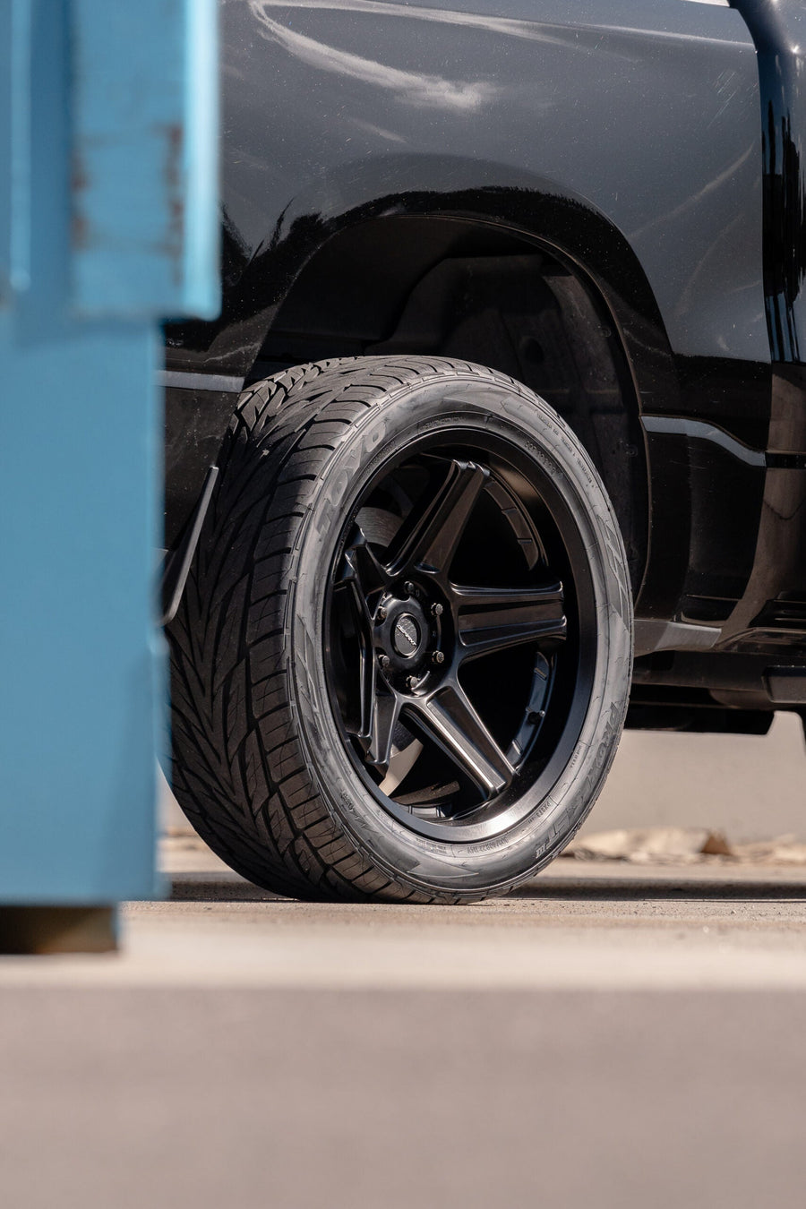 RAM 1500 DEFIANT WHEELS DF07 BLACK 22X10 305X40X22 TOYO TIRES STOCK SUSPENSION
