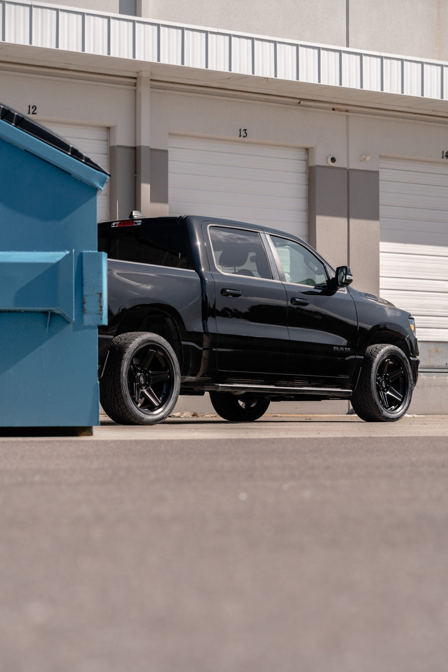 RAM 1500 DEFIANT WHEELS DF07 BLACK 22X10 305X40X22 TOYO TIRES STOCK SUSPENSION