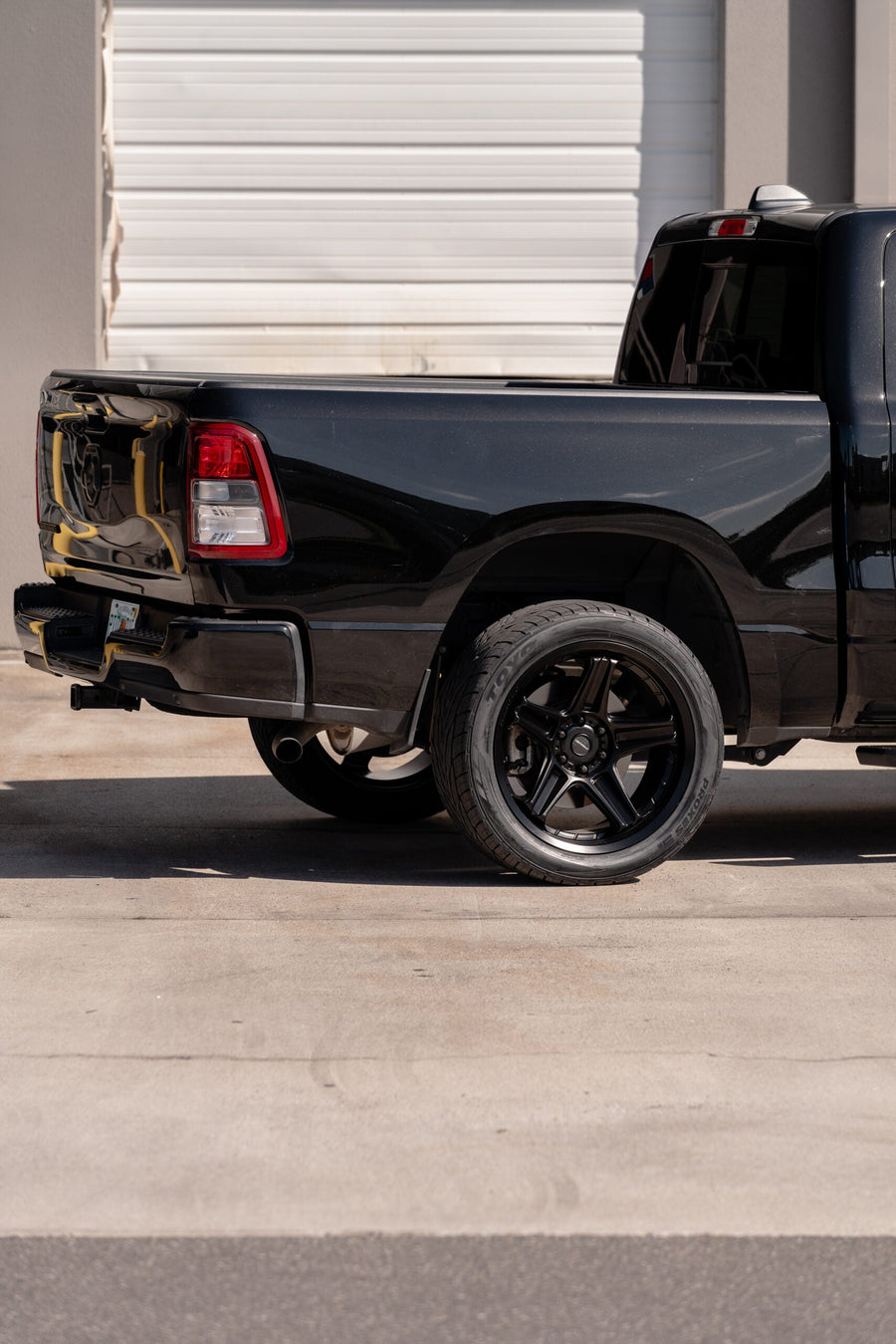 RAM 1500 DEFIANT WHEELS DF07 BLACK 22X10 305X40X22 TOYO TIRES STOCK SUSPENSION