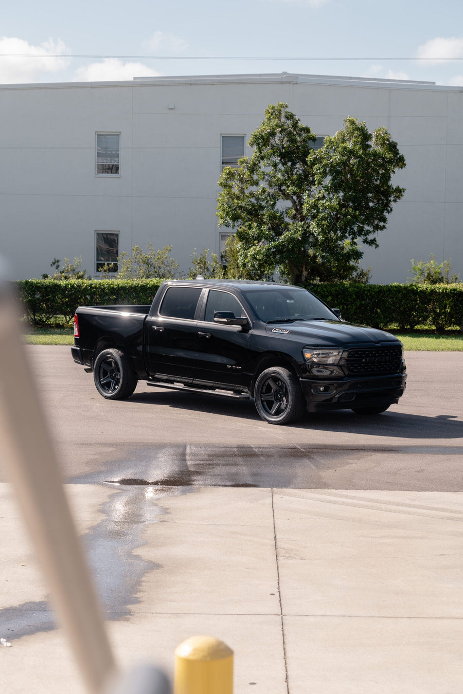 RAM 1500 DEFIANT WHEELS DF07 BLACK 22X10 305X40X22 TOYO TIRES STOCK SUSPENSION