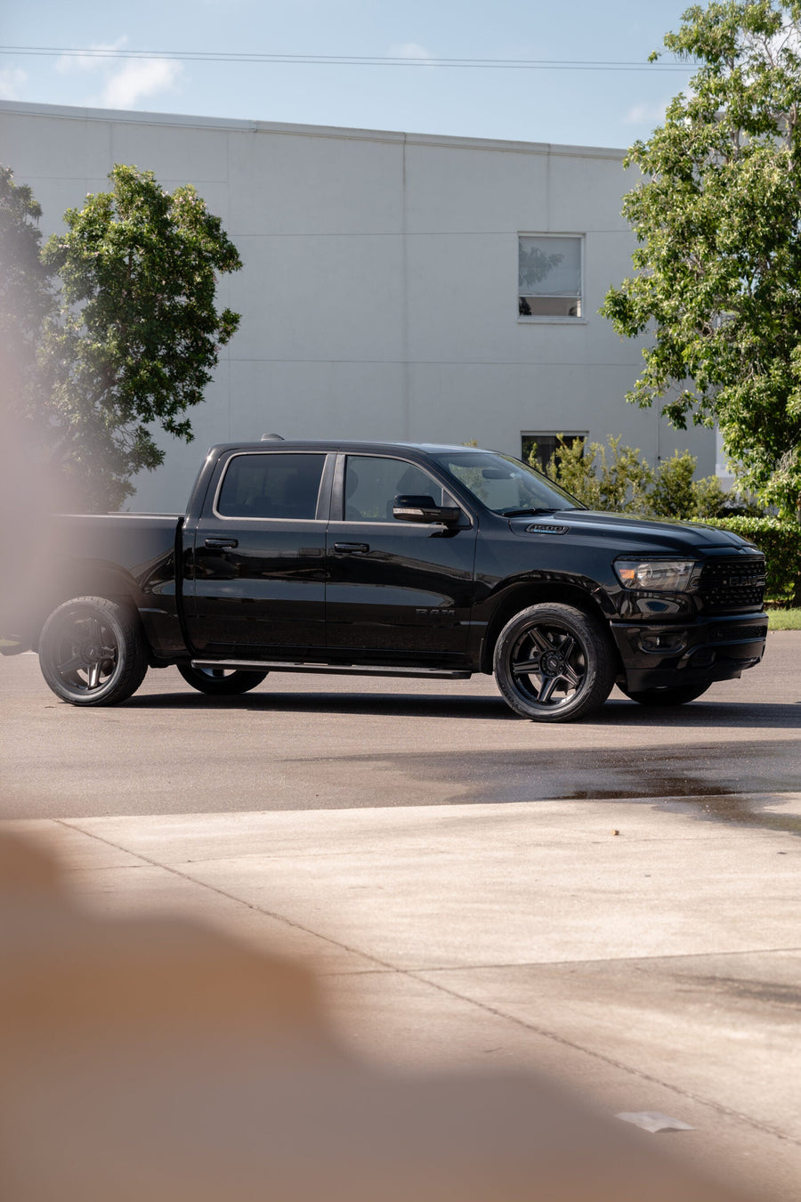 RAM 1500 DEFIANT WHEELS DF07 BLACK 22X10 305X40X22 TOYO TIRES STOCK SUSPENSION