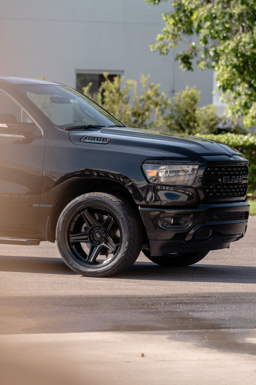 RAM 1500 DEFIANT WHEELS DF07 BLACK 22X10 305X40X22 TOYO TIRES STOCK SUSPENSION