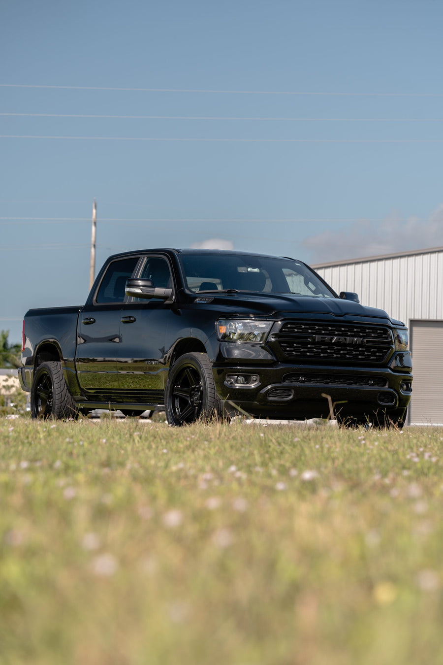 RAM 1500 DEFIANT WHEELS DF07 BLACK 22X10 305X40X22 TOYO TIRES STOCK SUSPENSION