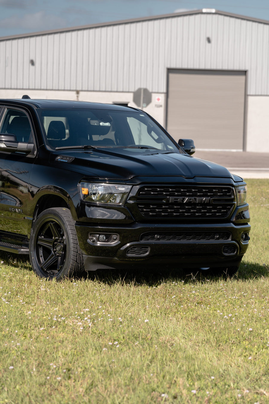 RAM 1500 DEFIANT WHEELS DF07 BLACK 22X10 305X40X22 TOYO TIRES STOCK SUSPENSION