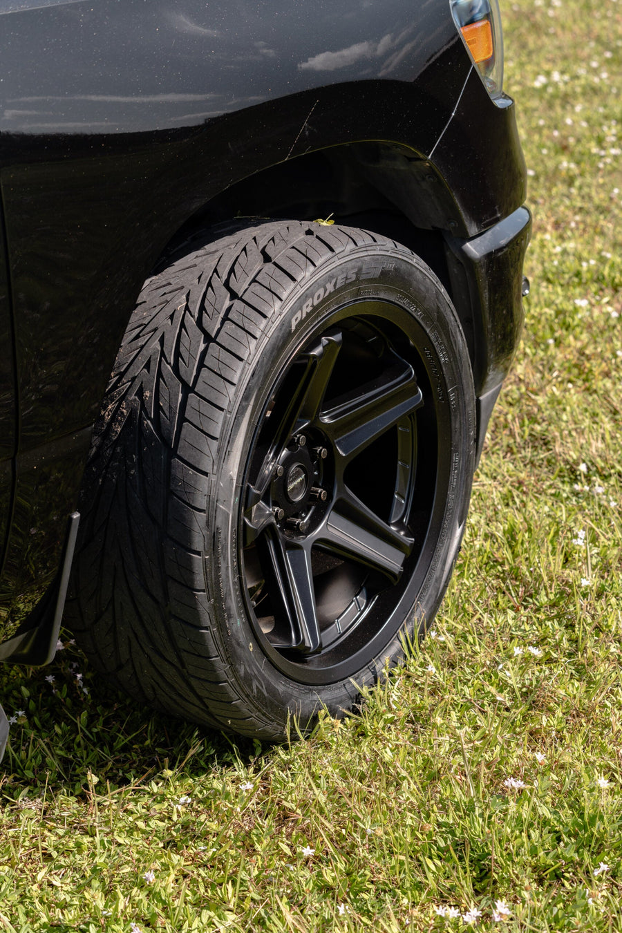 RAM 1500 DEFIANT WHEELS DF07 BLACK 22X10 305X40X22 TOYO TIRES STOCK SUSPENSION
