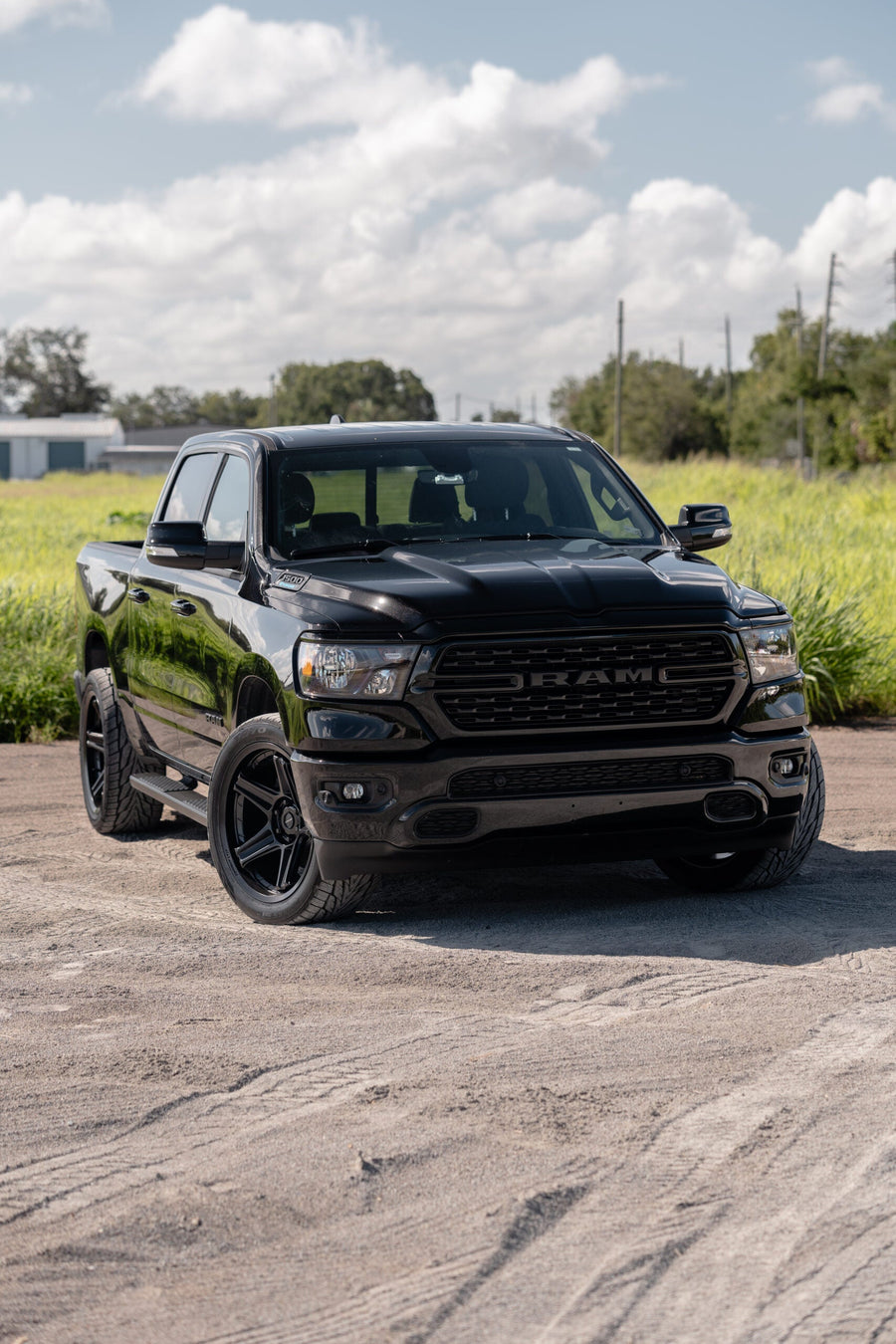 RAM 1500 DEFIANT WHEELS DF07 BLACK 22X10 305X40X22 TOYO TIRES STOCK SUSPENSION