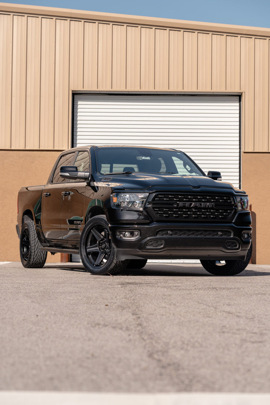 RAM 1500 DEFIANT WHEELS DF07 BLACK 22X10 305X40X22 TOYO TIRES STOCK SUSPENSION