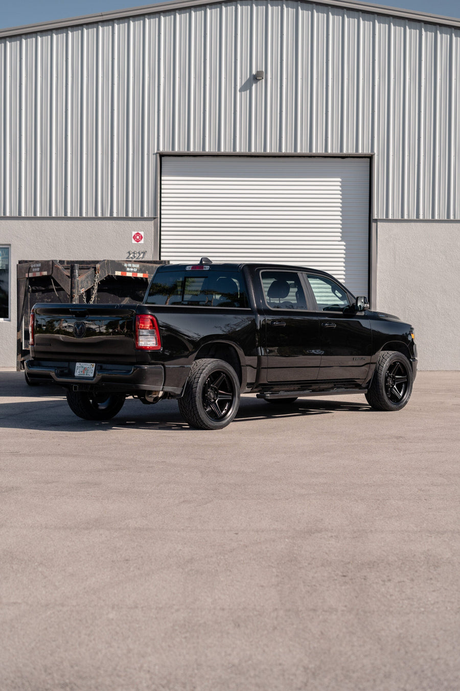 RAM 1500 DEFIANT WHEELS DF07 BLACK 22X10 305X40X22 TOYO TIRES STOCK SUSPENSION