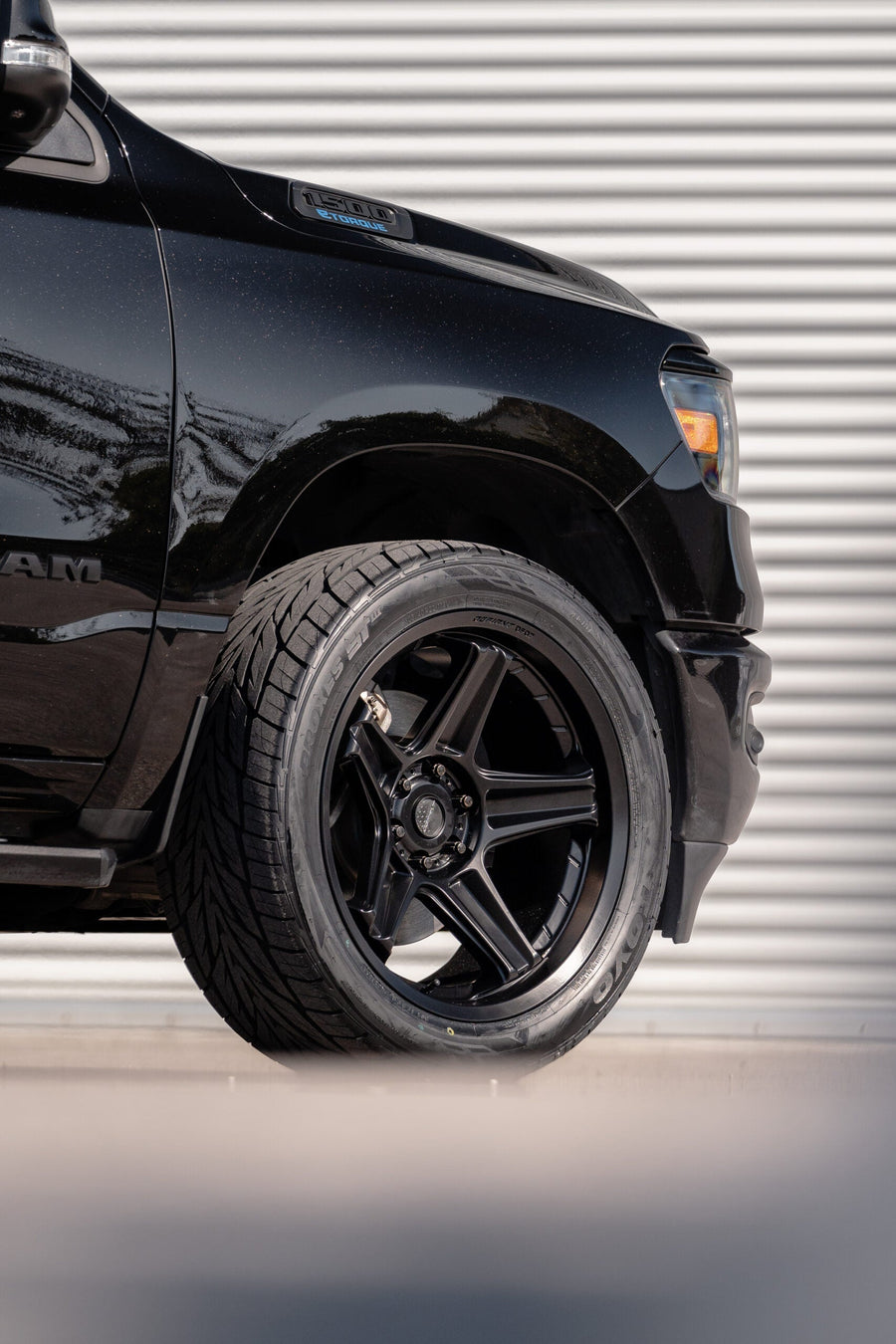 RAM 1500 DEFIANT WHEELS DF07 BLACK 22X10 305X40X22 TOYO TIRES STOCK SUSPENSION