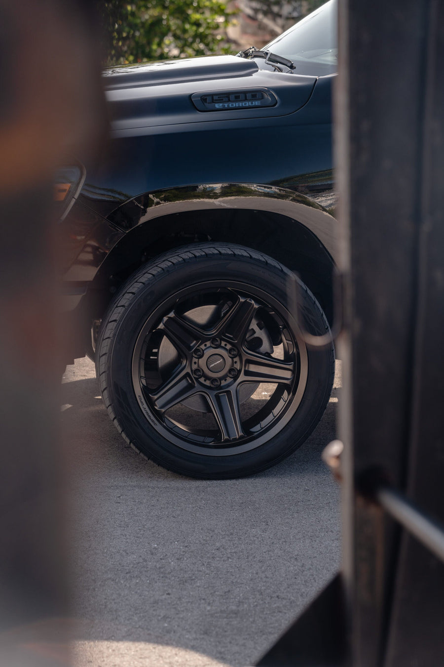 RAM 1500 DEFIANT WHEELS DF07 BLACK 22X10 305X40X22 TOYO TIRES STOCK SUSPENSION