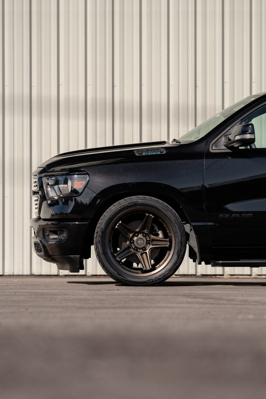 RAM 1500 DEFIANT WHEELS DF07 BRONZE 22X10 305X40X22 TOYO TIRES LOWERED SUSPENSION