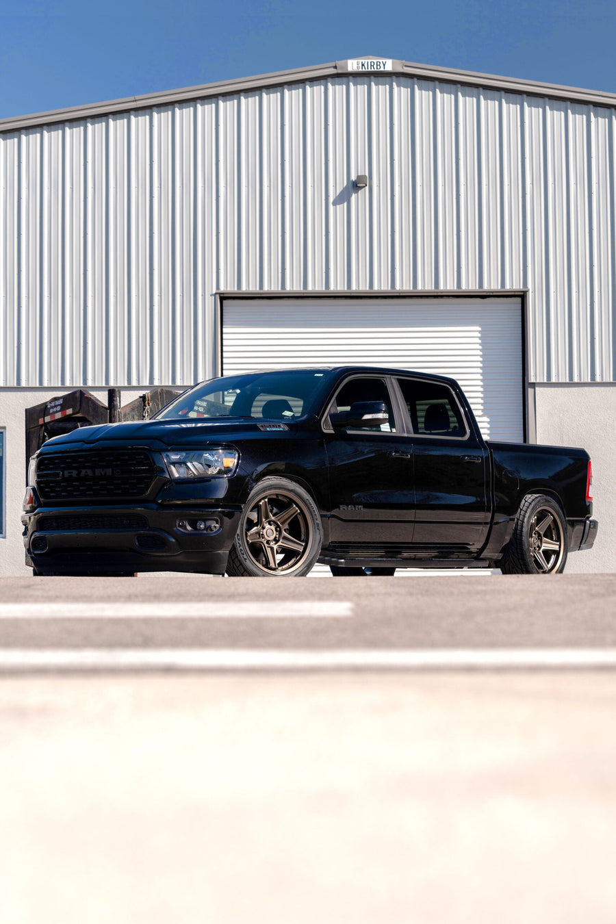 RAM 1500 DEFIANT WHEELS DF07 BRONZE 22X10 305X40X22 TOYO TIRES LOWERED SUSPENSION