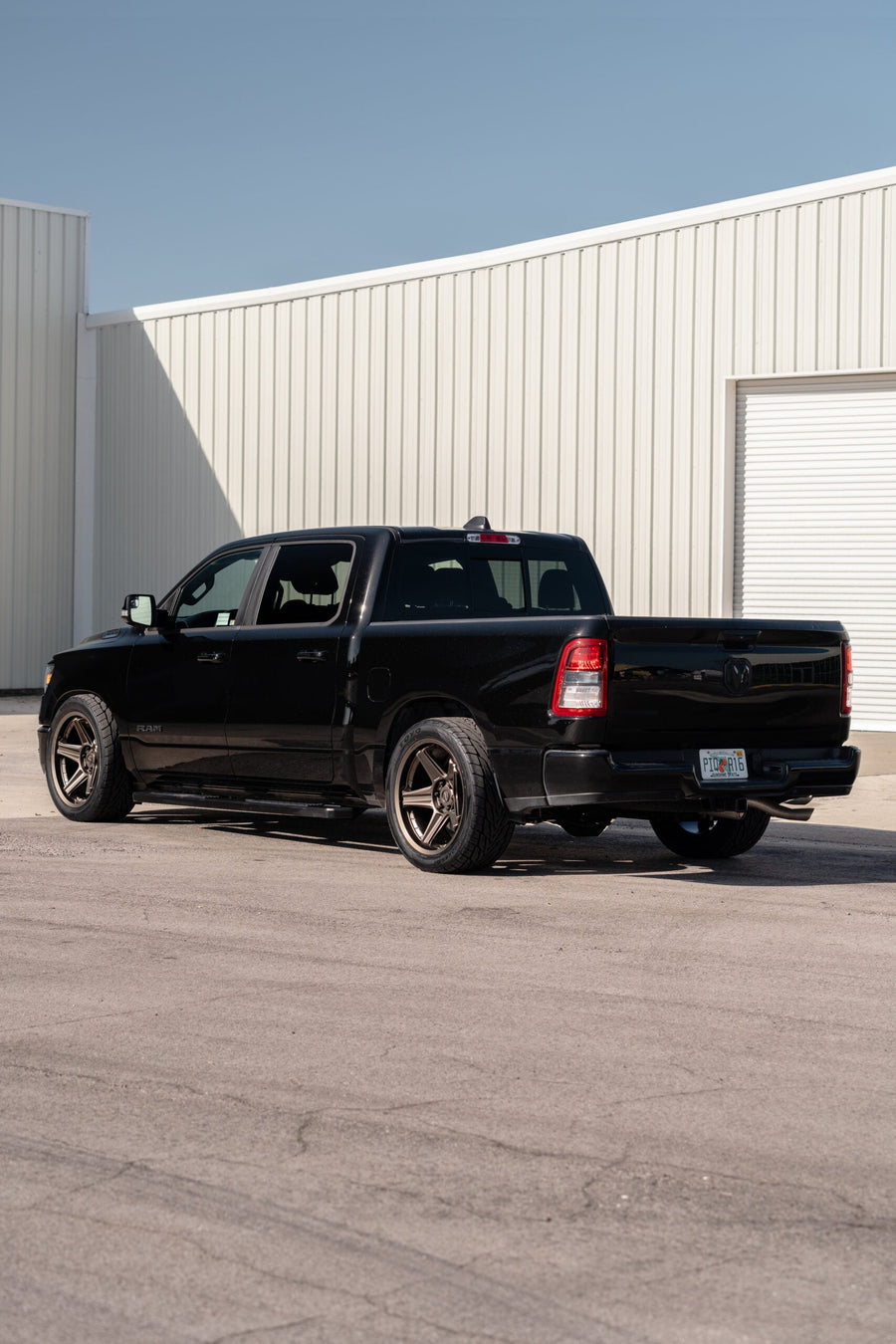 RAM 1500 DEFIANT WHEELS DF07 BRONZE 22X10 305X40X22 TOYO TIRES LOWERED SUSPENSION