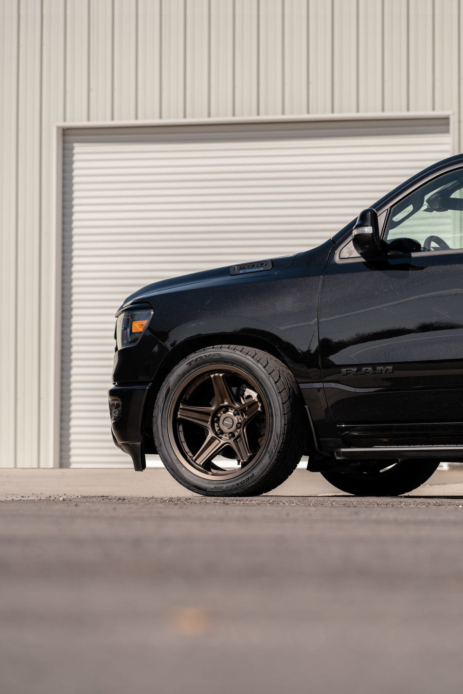 RAM 1500 DEFIANT WHEELS DF07 BRONZE 22X10 305X40X22 TOYO TIRES LOWERED SUSPENSION