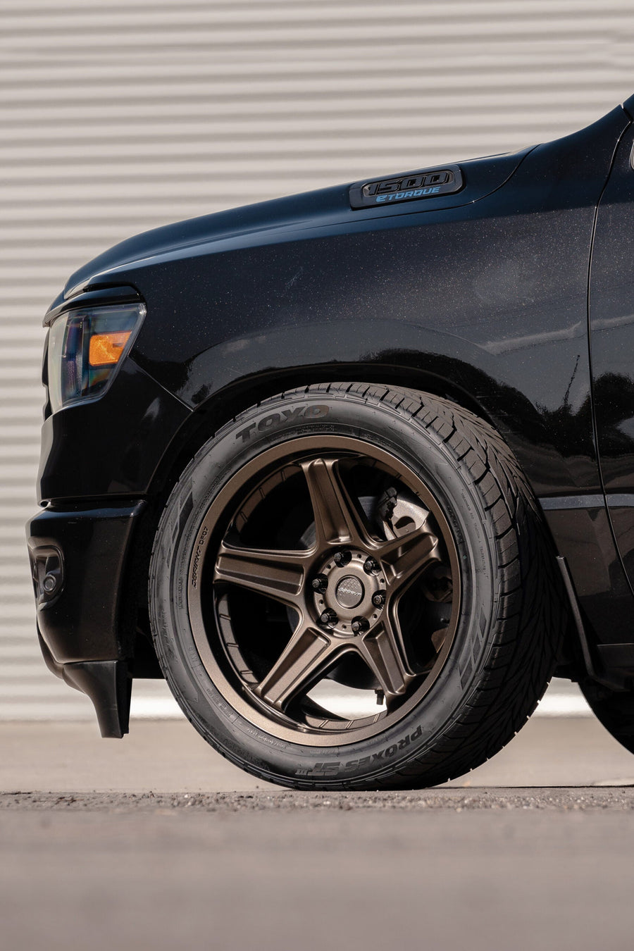 RAM 1500 DEFIANT WHEELS DF07 BRONZE 22X10 305X40X22 TOYO TIRES LOWERED SUSPENSION