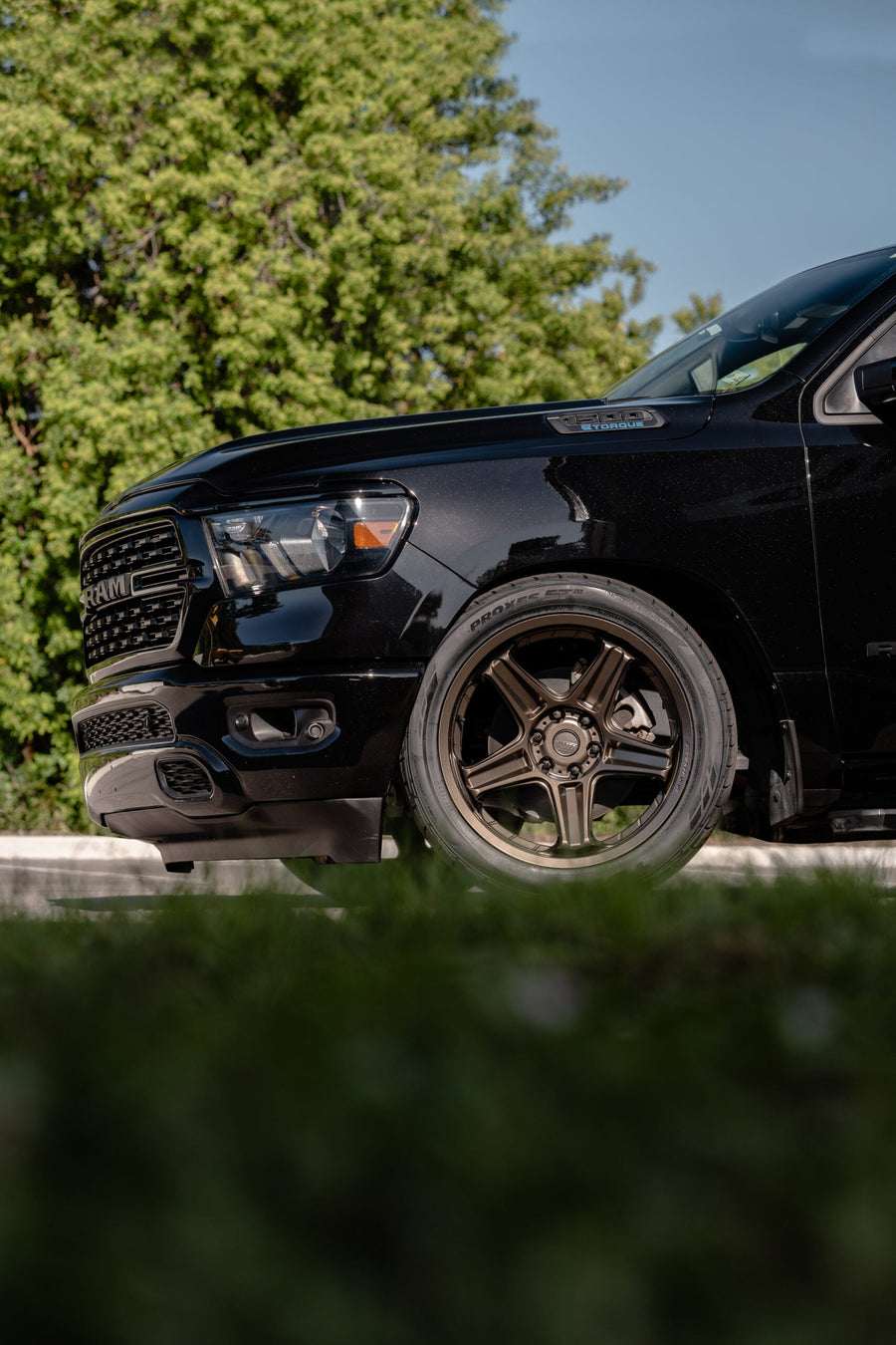 RAM 1500 DEFIANT WHEELS DF07 BRONZE 22X10 305X40X22 TOYO TIRES LOWERED SUSPENSION