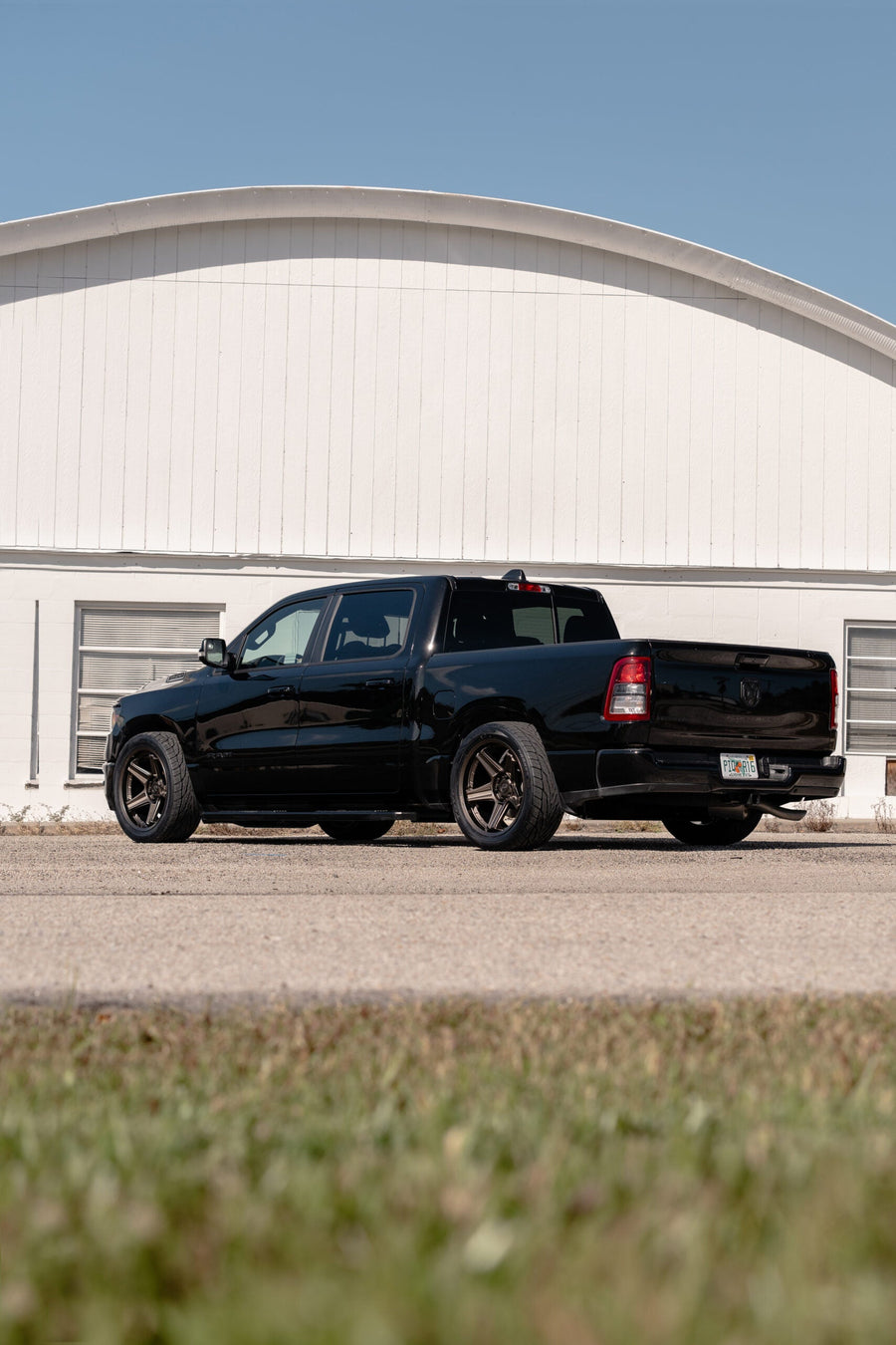 RAM 1500 DEFIANT WHEELS DF07 BRONZE 22X10 305X40X22 TOYO TIRES LOWERED SUSPENSION