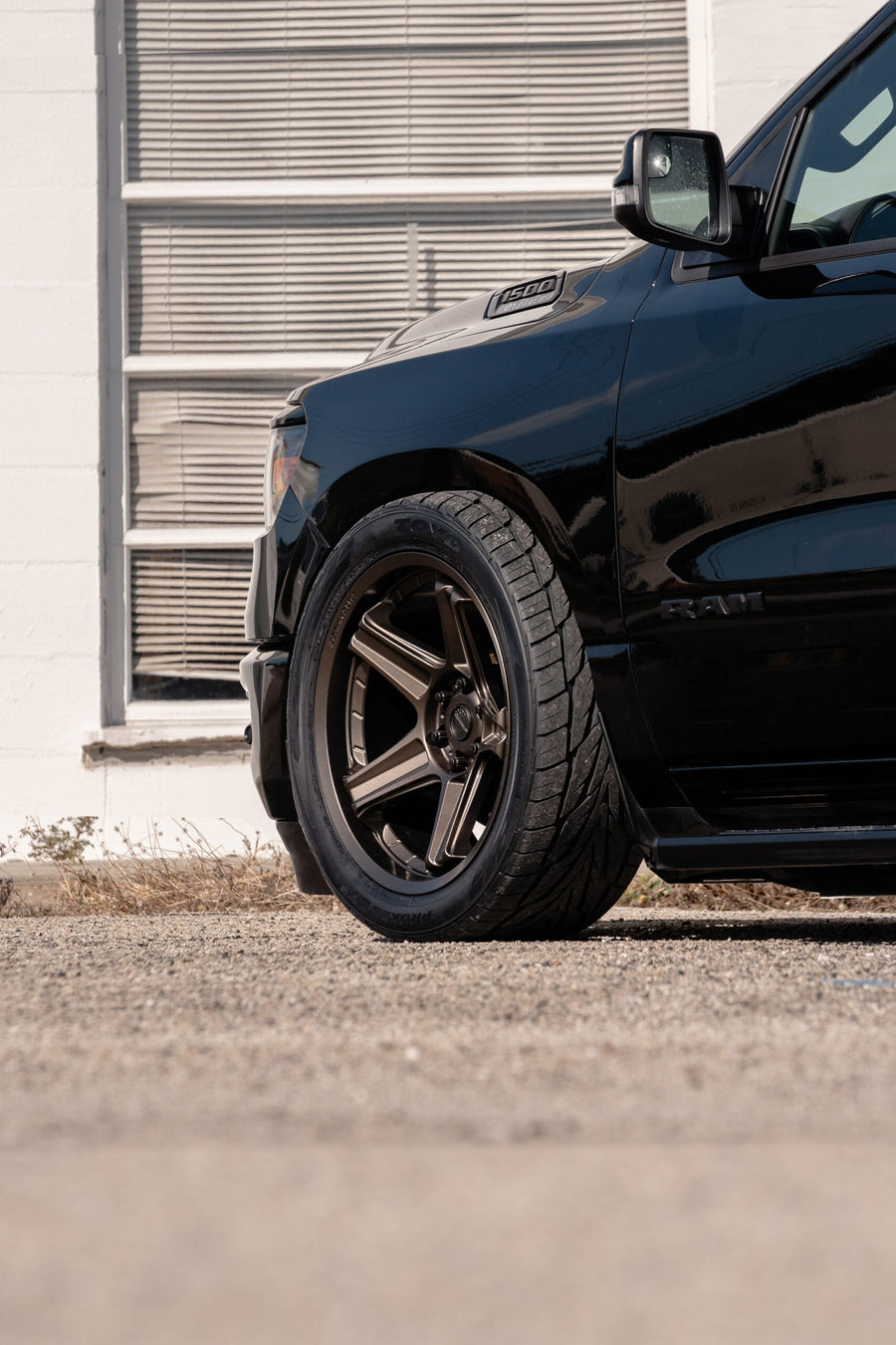 RAM 1500 DEFIANT WHEELS DF07 BRONZE 22X10 305X40X22 TOYO TIRES LOWERED SUSPENSION