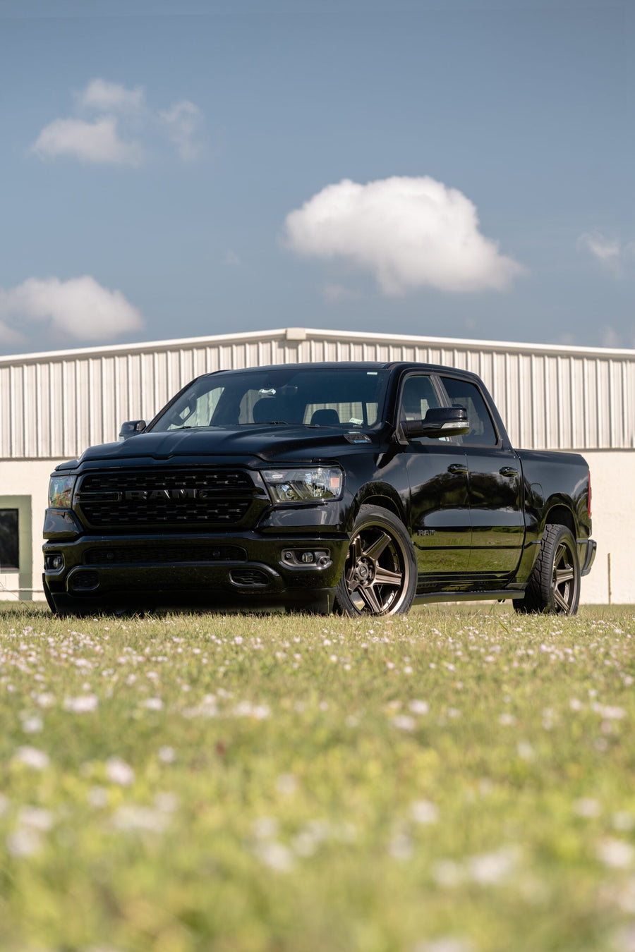RAM 1500 DEFIANT WHEELS DF07 BRONZE 22X10 305X40X22 TOYO TIRES LOWERED SUSPENSION