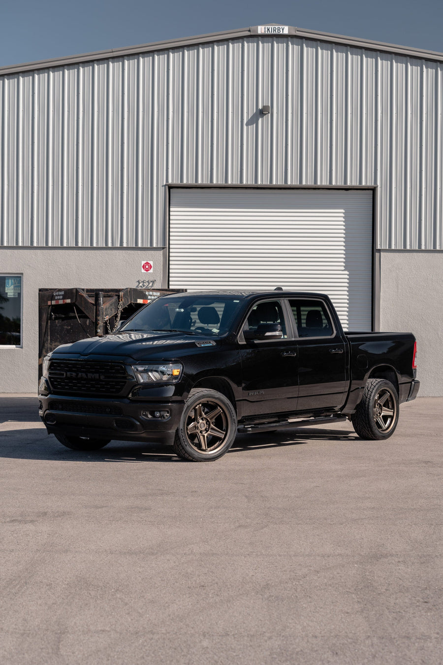 RAM 1500 DEFIANT WHEELS DF07 BRONZE 22X10 305X40X22 TOYO TIRES STOCK SUSPENSION