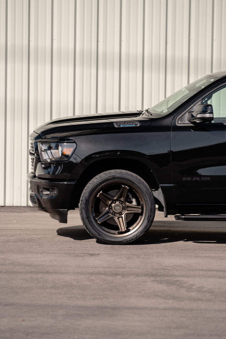 RAM 1500 DEFIANT WHEELS DF07 BRONZE 22X10 305X40X22 TOYO TIRES STOCK SUSPENSION