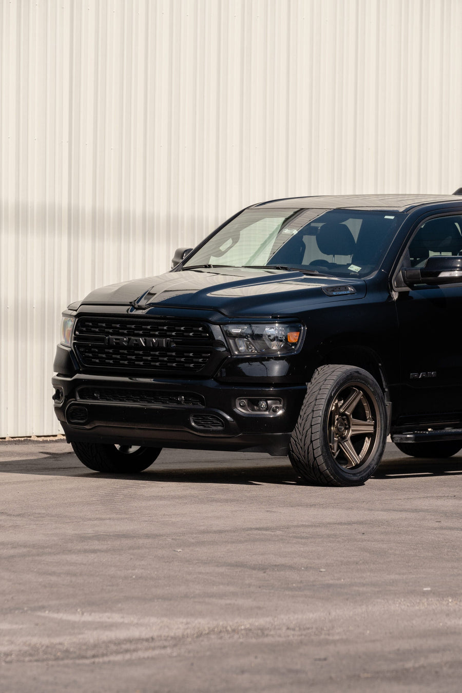RAM 1500 DEFIANT WHEELS DF07 BRONZE 22X10 305X40X22 TOYO TIRES STOCK SUSPENSION