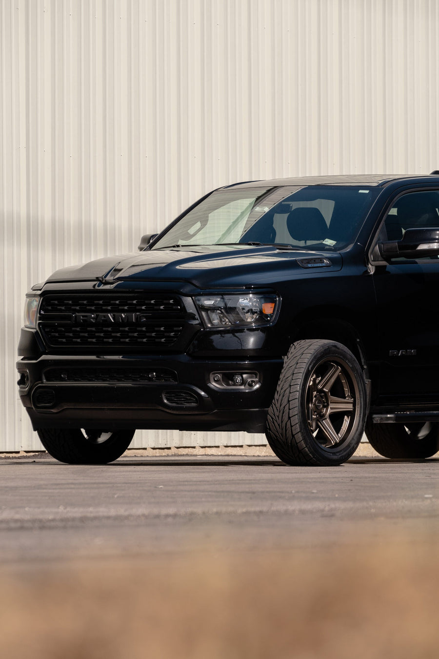 RAM 1500 DEFIANT WHEELS DF07 BRONZE 22X10 305X40X22 TOYO TIRES STOCK SUSPENSION