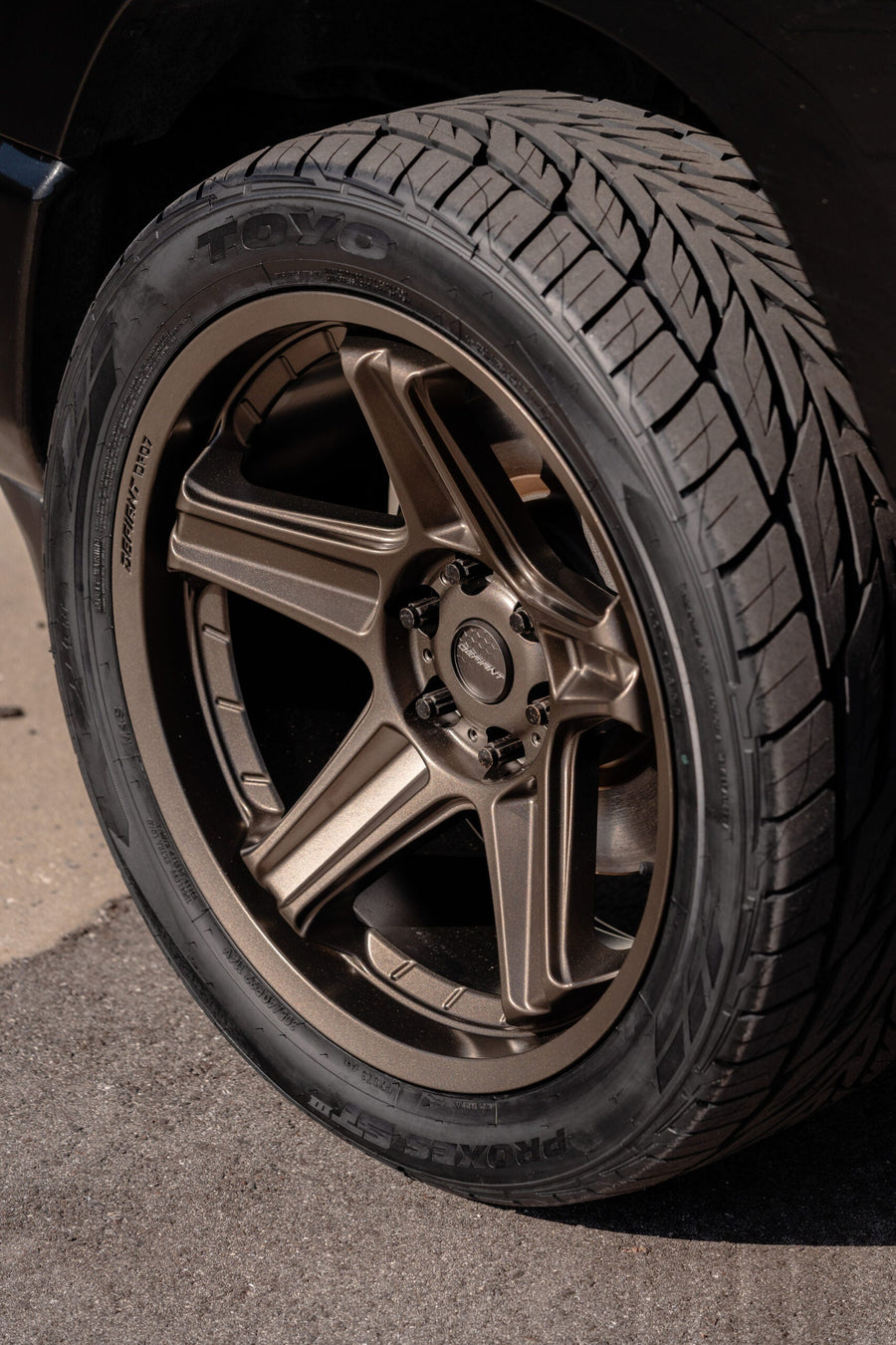 RAM 1500 DEFIANT WHEELS DF07 BRONZE 22X10 305X40X22 TOYO TIRES STOCK SUSPENSION