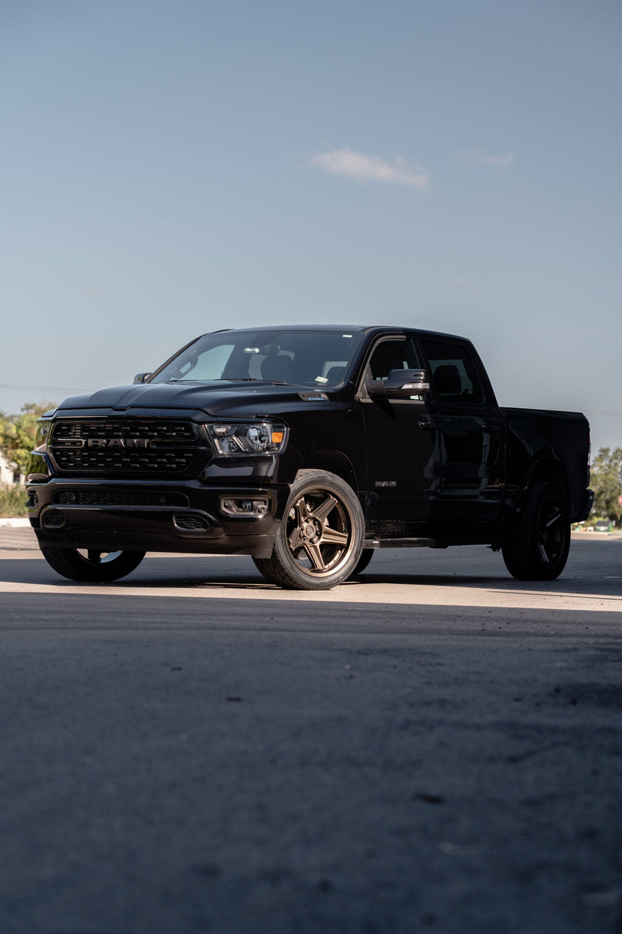 RAM 1500 DEFIANT WHEELS DF07 BRONZE 22X10 305X40X22 TOYO TIRES STOCK SUSPENSION