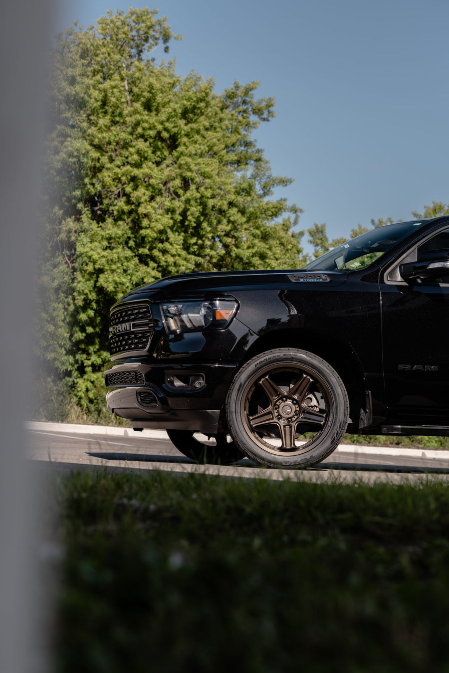 RAM 1500 DEFIANT WHEELS DF07 BRONZE 22X10 305X40X22 TOYO TIRES STOCK SUSPENSION