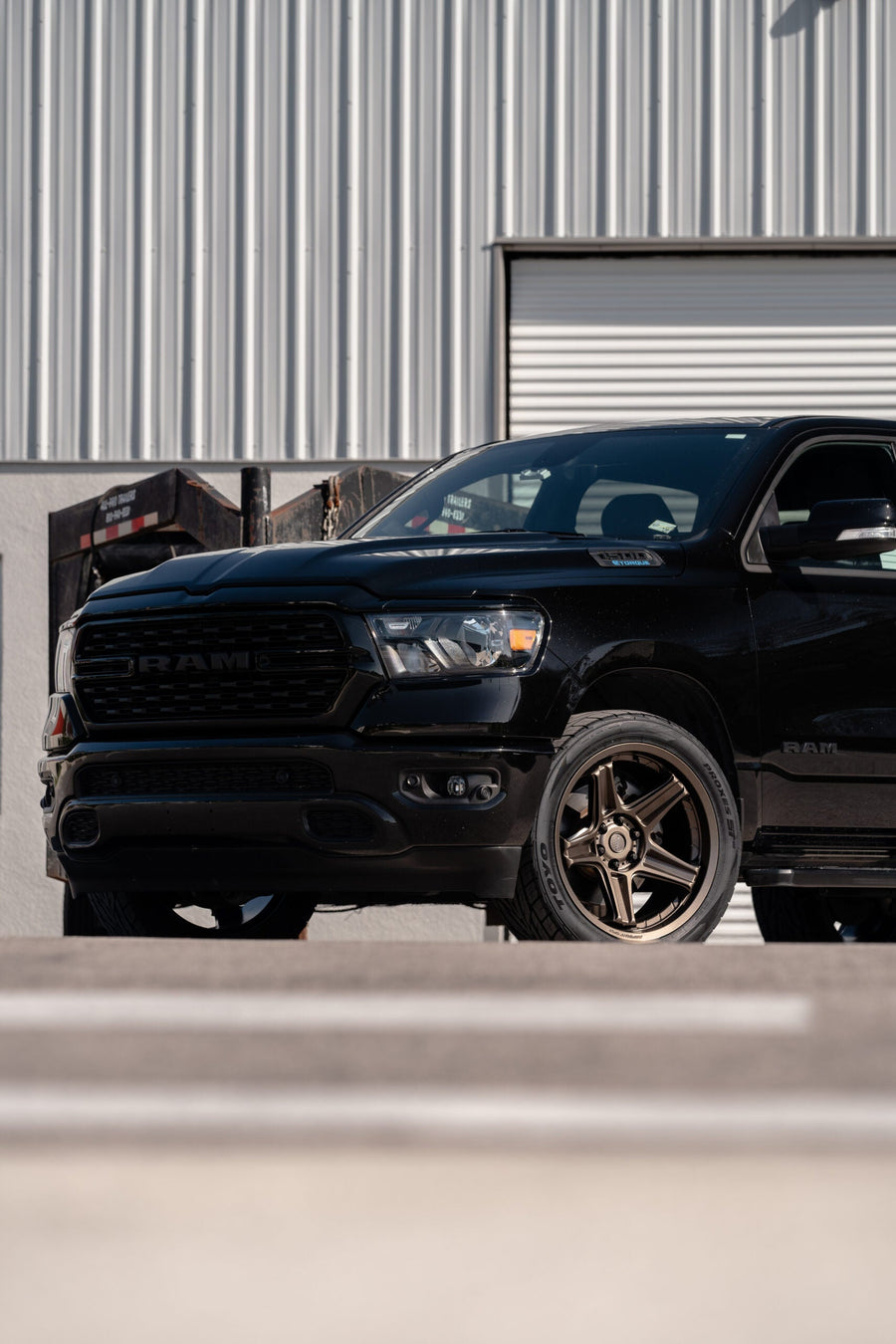 RAM 1500 DEFIANT WHEELS DF07 BRONZE 22X10 305X40X22 TOYO TIRES STOCK SUSPENSION