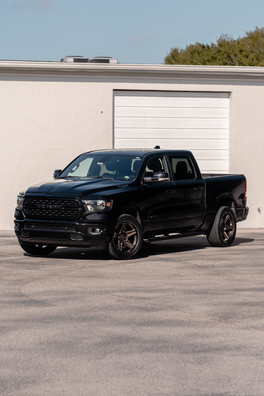 RAM 1500 DEFIANT WHEELS DF07 BRONZE 22X10 305X40X22 TOYO TIRES STOCK SUSPENSION