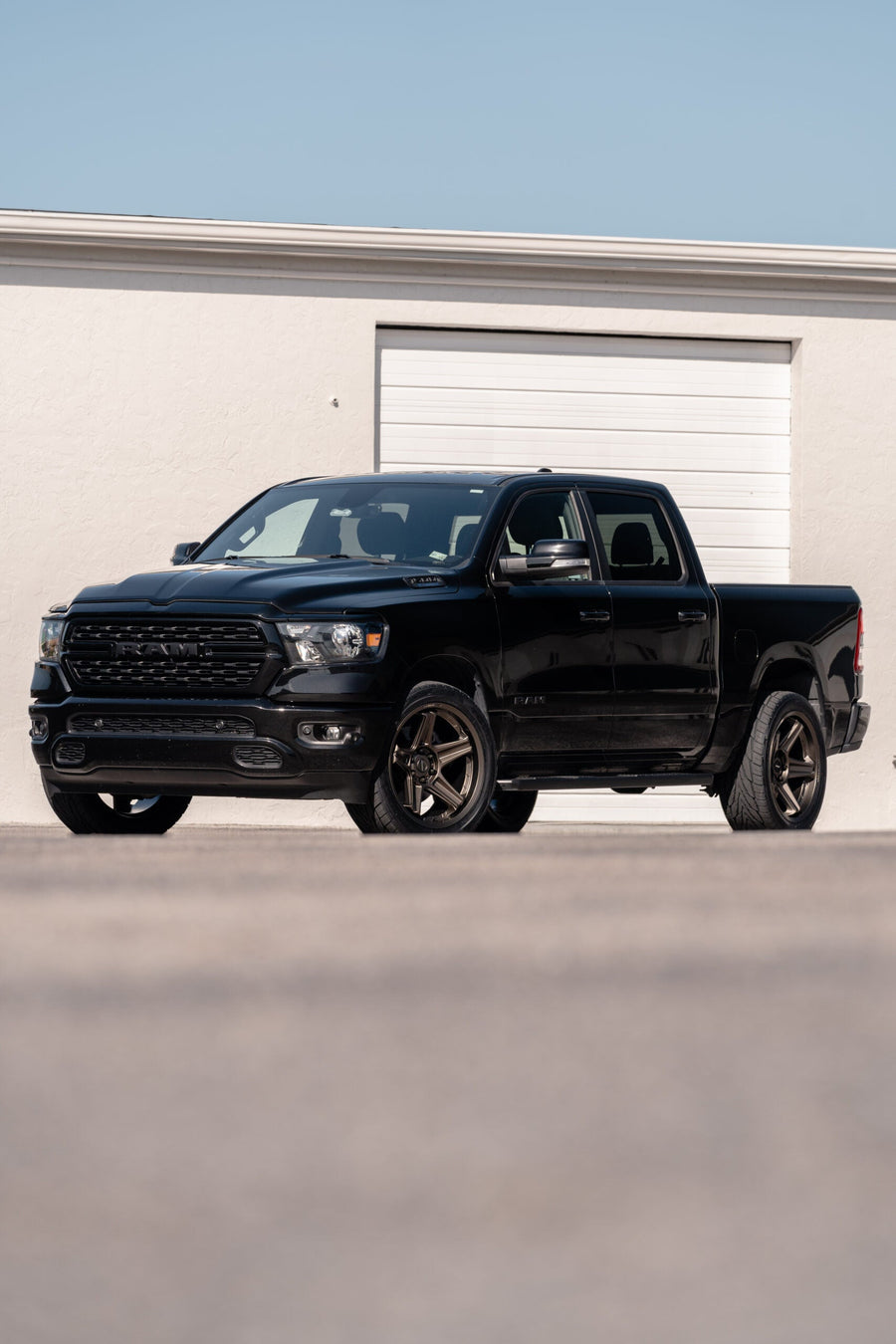RAM 1500 DEFIANT WHEELS DF07 BRONZE 22X10 305X40X22 TOYO TIRES STOCK SUSPENSION