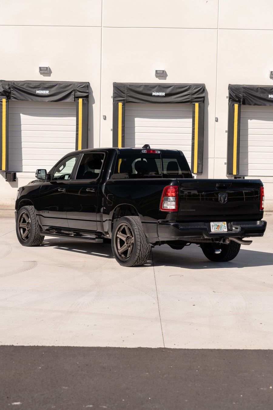 RAM 1500 DEFIANT WHEELS DF07 BRONZE 22X10 305X40X22 TOYO TIRES STOCK SUSPENSION