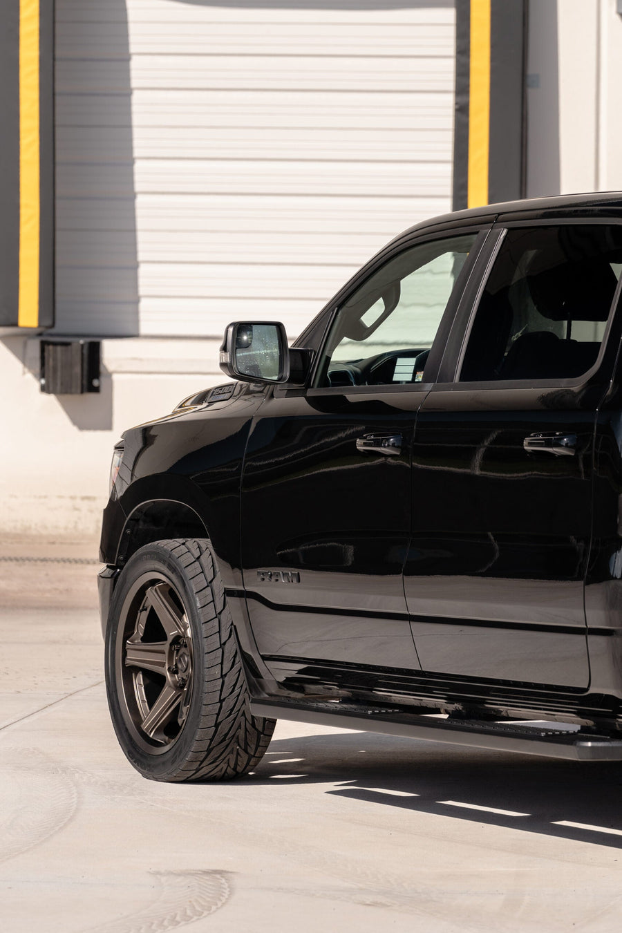 RAM 1500 DEFIANT WHEELS DF07 BRONZE 22X10 305X40X22 TOYO TIRES STOCK SUSPENSION