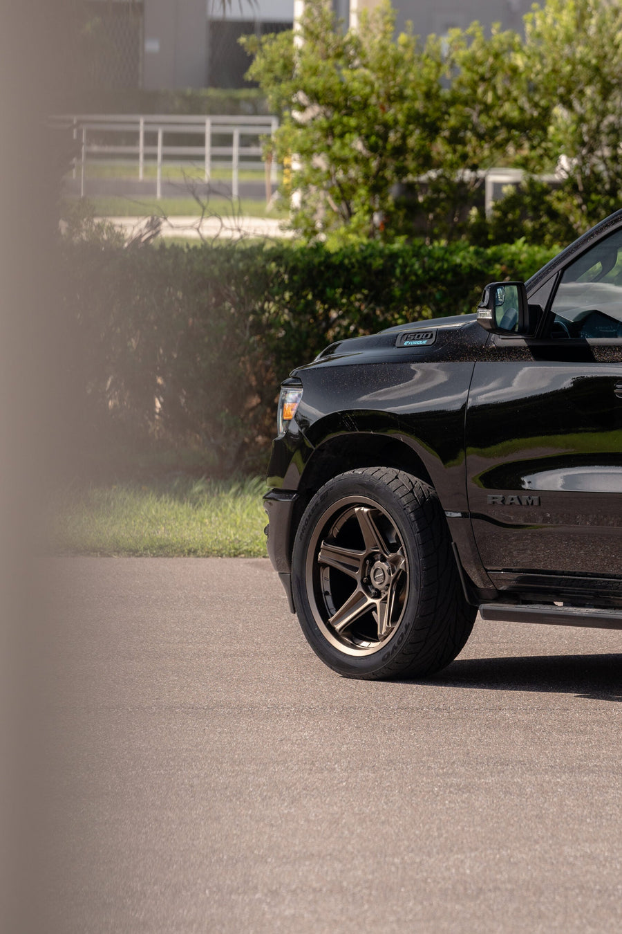 RAM 1500 DEFIANT WHEELS DF07 BRONZE 22X10 305X40X22 TOYO TIRES STOCK SUSPENSION